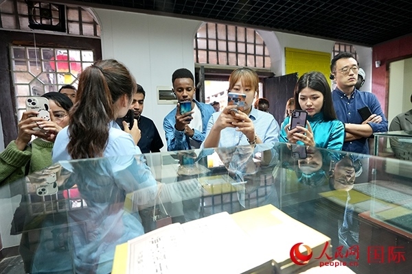 選手們認(rèn)真聆聽(tīng)導(dǎo)游講解。人民網(wǎng) 盧鵬宇攝