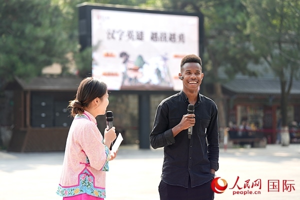 選手王安（乍得）挑戰(zhàn)“漢字英雄·越戰(zhàn)越勇”游戲。人民網(wǎng) 盧鵬宇攝