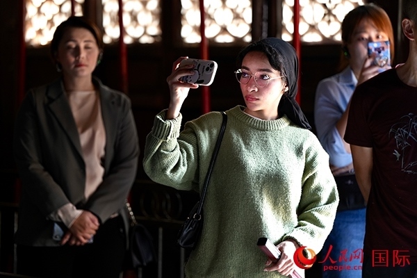 選手顏青（蘇丹）用手機(jī)記錄所見(jiàn)所感。人民網(wǎng) 盧鵬宇攝