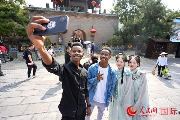 兩對(duì)雙胞胎偶遇合影。人民網(wǎng) 盧鵬宇攝