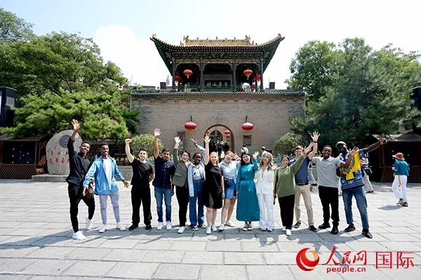 選手們?cè)谟鶗?shū)樓前合影。人民網(wǎng) 盧鵬宇攝