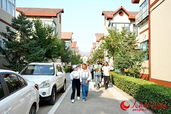 選手們?cè)诨食谴鍏⒂^。人民網(wǎng) 盧鵬宇攝