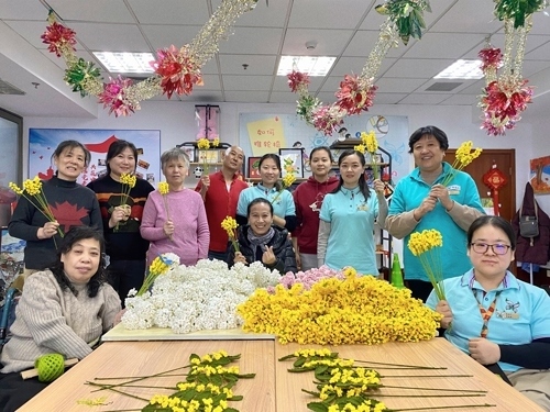 唐占鑫帶領(lǐng)團(tuán)隊(duì)為2022年北京冬奧會和冬殘奧會制作頒獎花束。受訪者供圖