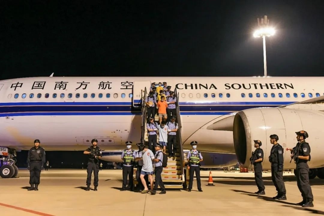 153名實(shí)施跨境裸聊敲詐的犯罪嫌疑人從印度尼西亞被押解回國。公安部供圖
