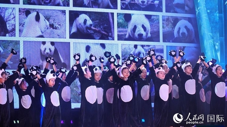 小演員們上演《歡樂功夫熊貓》。人民網(wǎng) 蔣曉辰攝