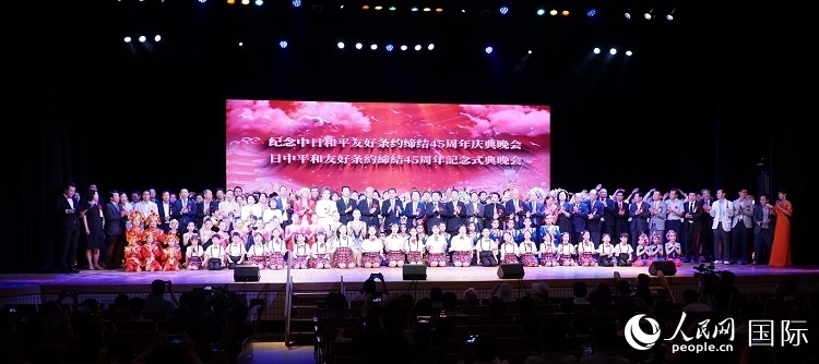 出席晚會的嘉賓與演員合影留念。人民網(wǎng) 蔣曉辰攝