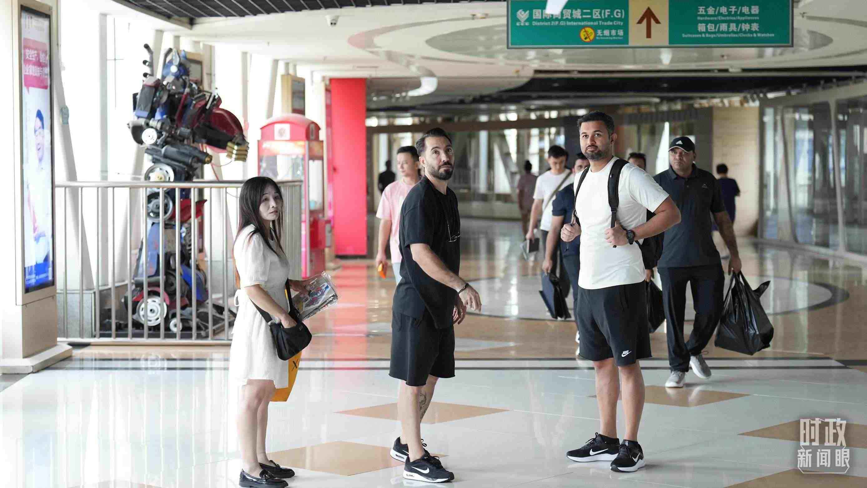 △義烏國際商貿(mào)城內(nèi)，來自世界各地的外商。（總臺國廣記者李晉拍攝）