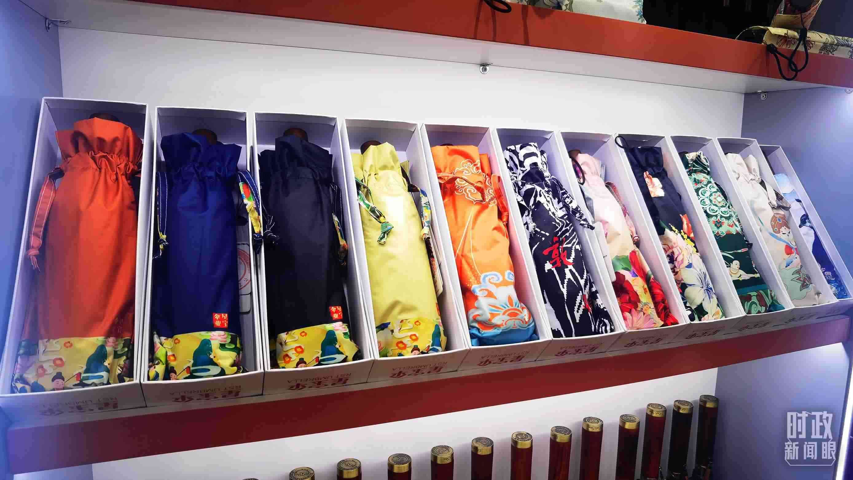 △商貿(mào)城內(nèi)的一家傘鋪，貨架上擺放著包裝精美的雨傘。（總臺央視記者范學(xué)禹拍攝）