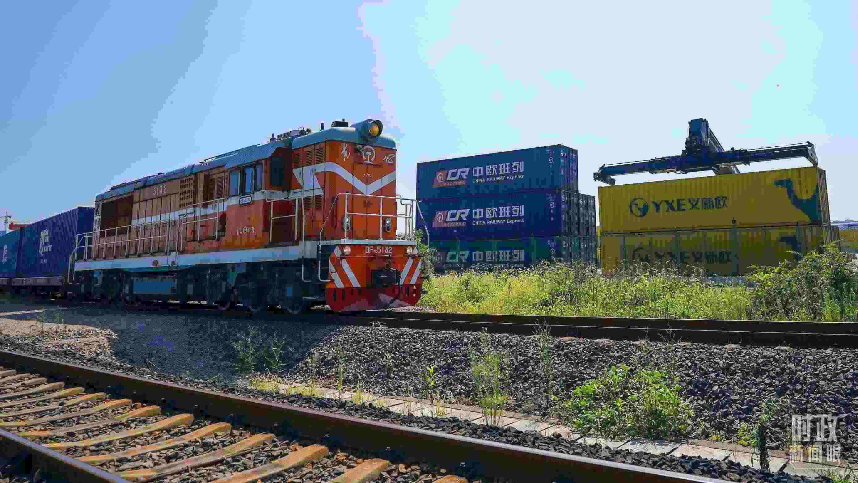 △“義新歐”先后開通了18條點(diǎn)對點(diǎn)的班列主線，業(yè)務(wù)范圍輻射50多個(gè)國家和160多個(gè)城市。（總臺國廣記者李晉拍攝）