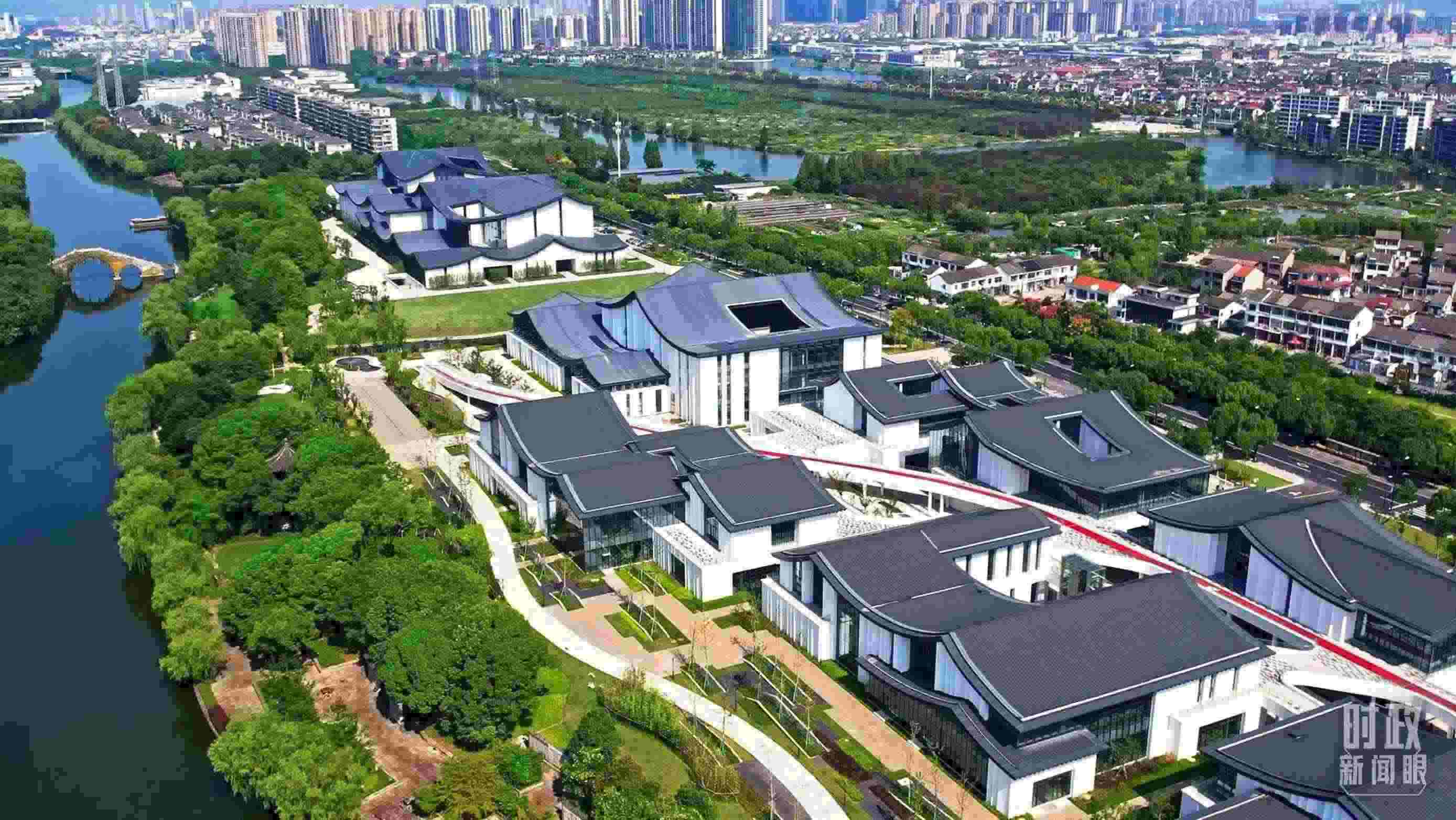 △臨河而建的浙東運(yùn)河文化園。（總臺央視記者范凱拍攝）