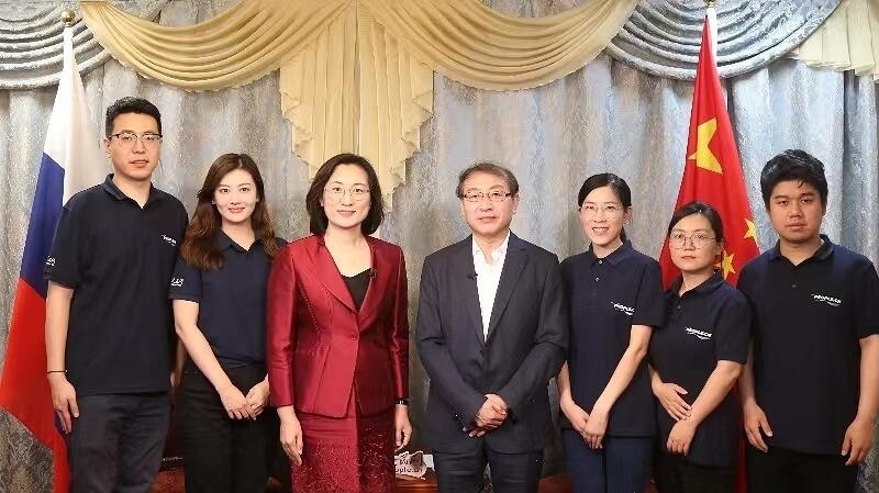 中國駐葉卡捷琳堡總領(lǐng)事崔少純與人民網(wǎng)采訪組合影。