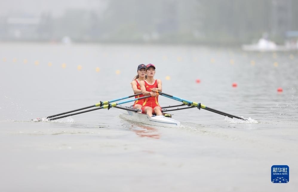 9月24日，鄒佳琪（左）/邱秀萍在決賽中。新華社記者 賈浩成 攝