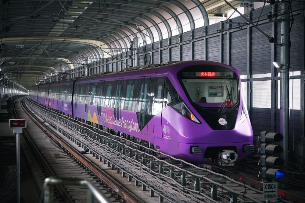 從杭州火車西站出發(fā)，地鐵19號線貫穿杭州火車東站、杭州蕭山機(jī)場，“亞運號”地鐵專列運行在這條線路上。