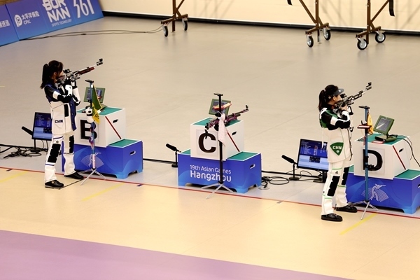 黃雨婷(左)、韓佳予在女子10米氣步槍個人賽比賽中。人民網(wǎng)記者 胡雪蓉攝