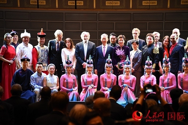 中國駐瑞典大使崔愛民夫婦與演職人員及部分來賓合影留念。人民網(wǎng)記者 殷淼攝