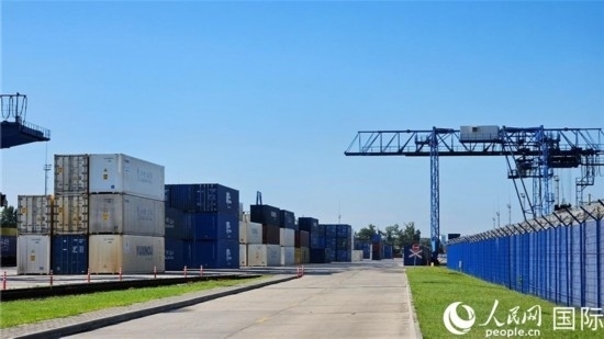  布列斯特北站，堆滿了來(lái)自中國(guó)的貨物。人民網(wǎng)記者 王震攝