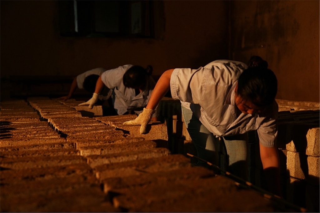 匠人師傅正在翻動(dòng)曲胚。張?zhí)炝z