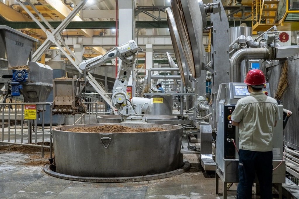 907車(chē)間里，機(jī)械臂正在撒料裝甑。嚴(yán)磊攝