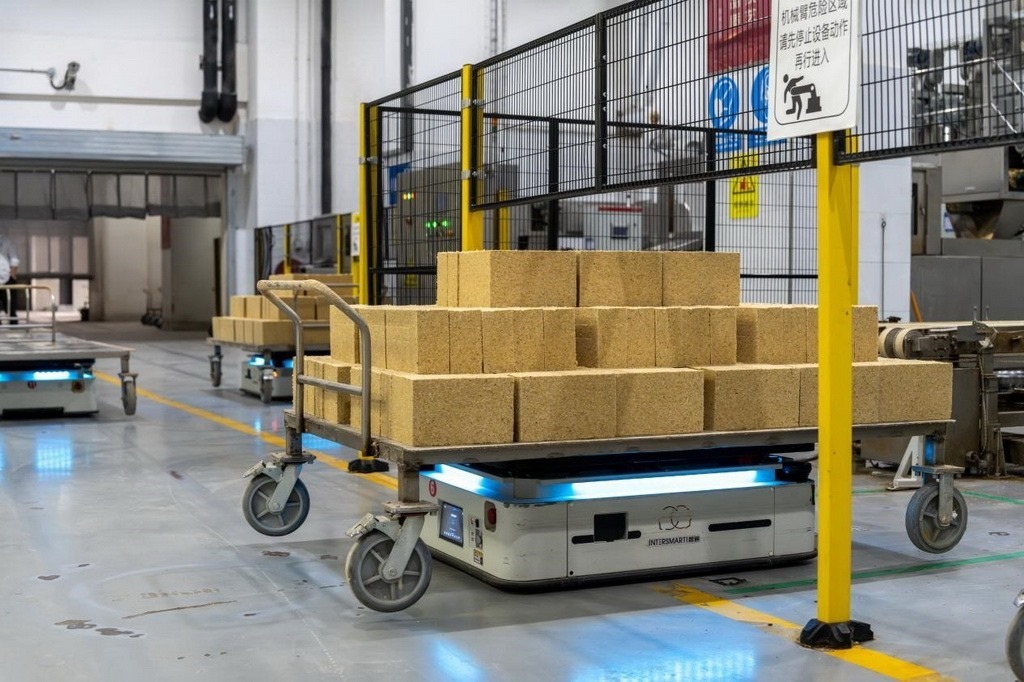 在701制曲車(chē)間，運(yùn)輸機(jī)器人等智能化設(shè)備已實(shí)現(xiàn)規(guī)模化應(yīng)用。王哲攝