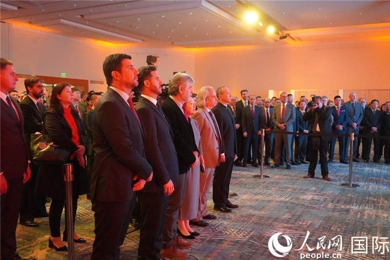 圖為招待會現(xiàn)場演奏兩國國歌。人民網記者 許放攝