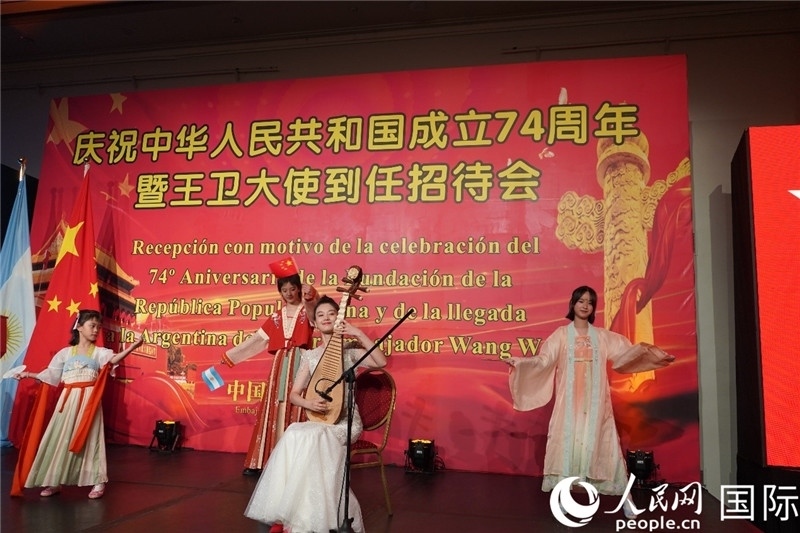 圖為招待會現(xiàn)場中國傳統(tǒng)樂器演奏和舞蹈展示。人民網記者 許放攝