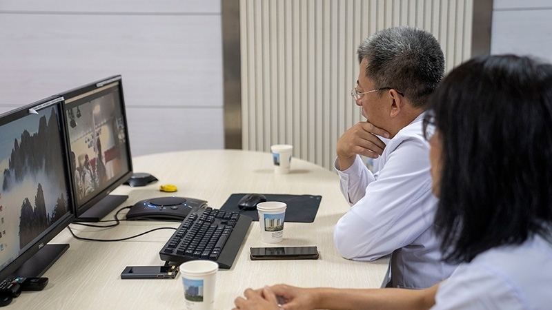 新疆醫(yī)科大學第一附屬醫(yī)院專家團隊與哈薩克斯坦國立科學研究中心的專家對患者進行跨國遠程會診。人民網(wǎng)記者 許崢攝