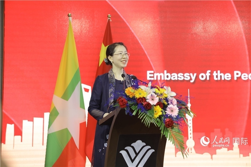 圖為使館臨時代辦曹靜致辭。人民網(wǎng)記者 謝佳君攝