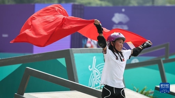 9月27日，崔宸曦在賽后慶祝奪冠。當(dāng)日，在錢塘輪滑中心舉行的杭州亞運(yùn)會女子街式?jīng)Q賽中，中國選手崔宸曦以242.62分的成績奪得冠軍，曾文蕙獲得亞軍，日本選手伊藤美優(yōu)獲得季軍。新華社記者 潘昱龍攝