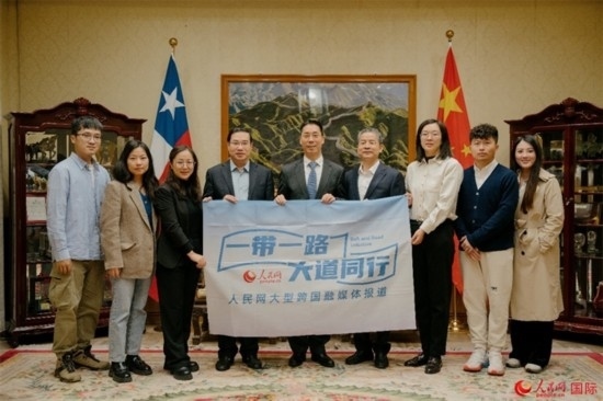 牛清報(bào)大使（中）與人民網(wǎng)、人民日?qǐng)?bào)社記者合影。 人民網(wǎng)記者 張若涵攝