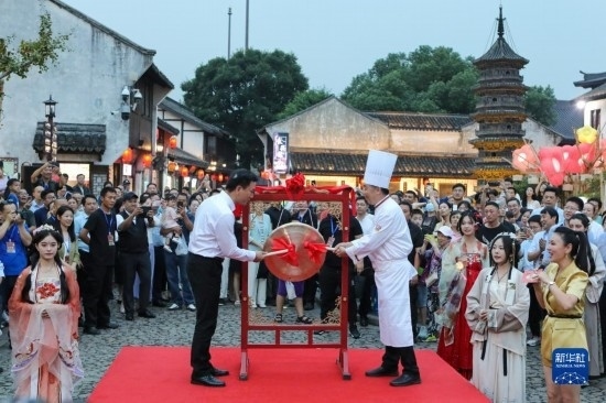 9月27日拍攝的2023年南翔國(guó)潮大會(huì)暨第十七屆上海南翔小籠文化展開(kāi)幕儀式現(xiàn)場(chǎng)。