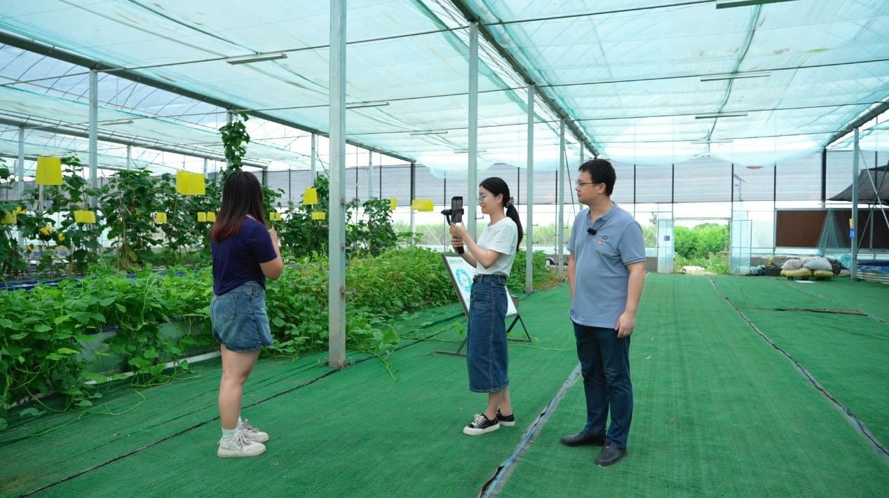 學(xué)生們正在現(xiàn)場直播。受訪單位供圖