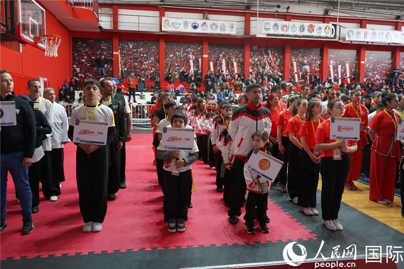 圖為開幕式現(xiàn)場運動員入場儀式。人民網(wǎng)記者 許放攝