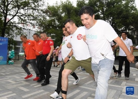 9月28日，在柯橋柯亭社區(qū)，各民族居民參加趣味運動會。