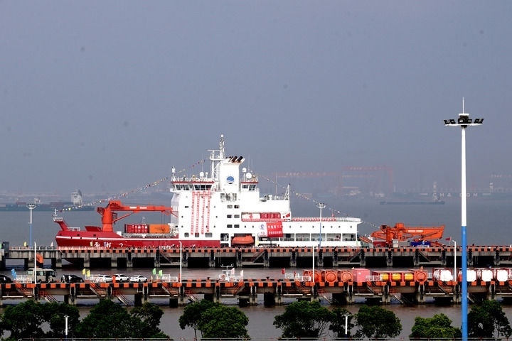 9月27日，“雪龍2”號(hào)極地科考破冰船停泊在中國(guó)極地考察國(guó)內(nèi)基地碼頭。當(dāng)日，由自然資源部組織的中國(guó)第13次北冰洋科學(xué)考察隊(duì)乘“雪龍2”號(hào)極地科考破冰船返回上海，標(biāo)志著中國(guó)第13次北冰洋科學(xué)考察任務(wù)圓滿完成。新華社記者 張建松 攝