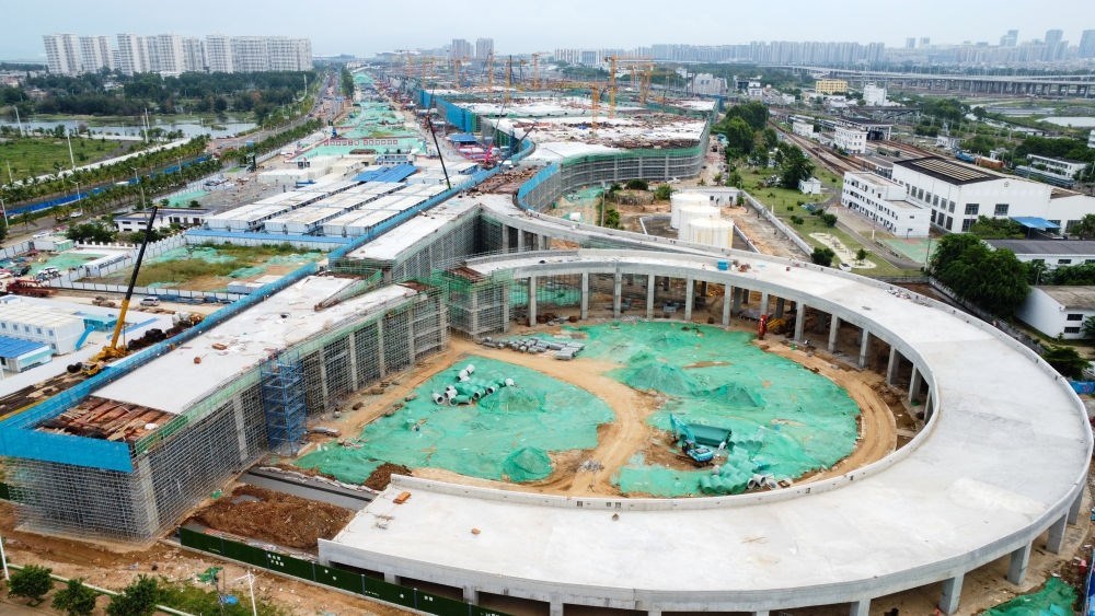 9月9日拍攝的海口新海港和南港“二線口岸”（貨運(yùn)）集中查驗(yàn)場(chǎng)所建設(shè)項(xiàng)目（無人機(jī)照片）。該項(xiàng)目是海南自貿(mào)港封關(guān)運(yùn)作重點(diǎn)項(xiàng)目。新華社記者 楊冠宇 攝