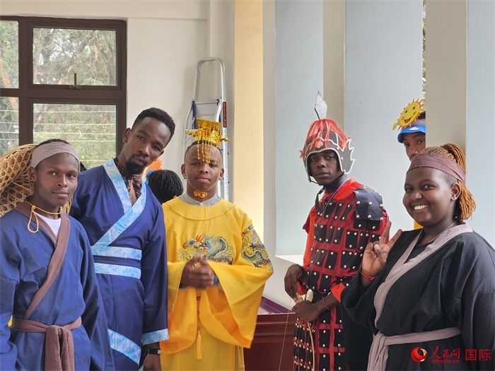 28日，肯尼亞內(nèi)羅畢大學(xué)孔子學(xué)院舉行“詩劇頌中秋，中肯共月明”中秋慶典，情景劇《嫦娥奔月》部分演員合影。人民網(wǎng)記者 黃煒鑫攝