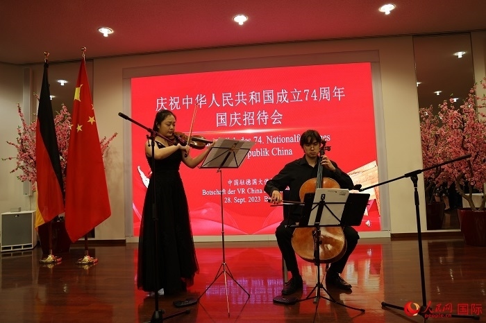 青年音樂家為來賓們現(xiàn)場演奏《我和我的祖國》。人民網(wǎng)記者 劉仲華攝