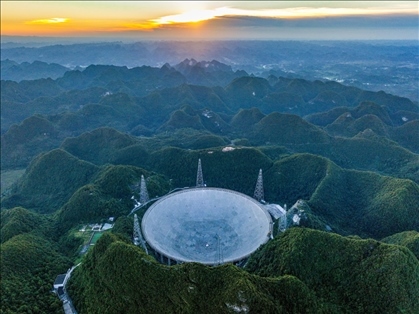 “中國天眼”全景（維護(hù)保養(yǎng)期間拍攝）。新華社記者 歐東衢 攝