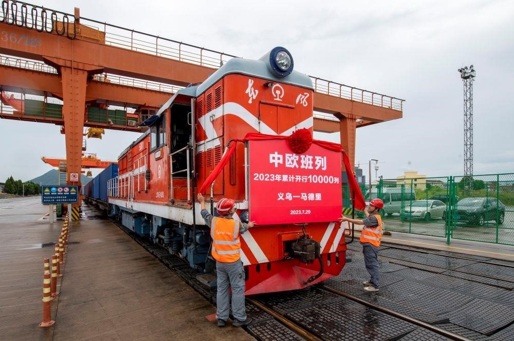 △2023年7月29日，滿載110個(gè)標(biāo)箱出口貨物的X8020次中歐班列從浙江義烏西站準(zhǔn)備啟程。
