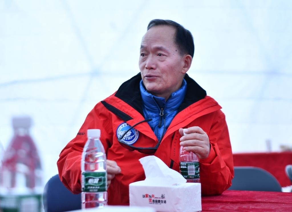 中國(guó)科學(xué)院院士、第二次青藏科考隊(duì)隊(duì)長(zhǎng)姚檀棟在卓奧友峰登山大本營(yíng)（9月29日攝）。新華社記者晉美多吉 攝