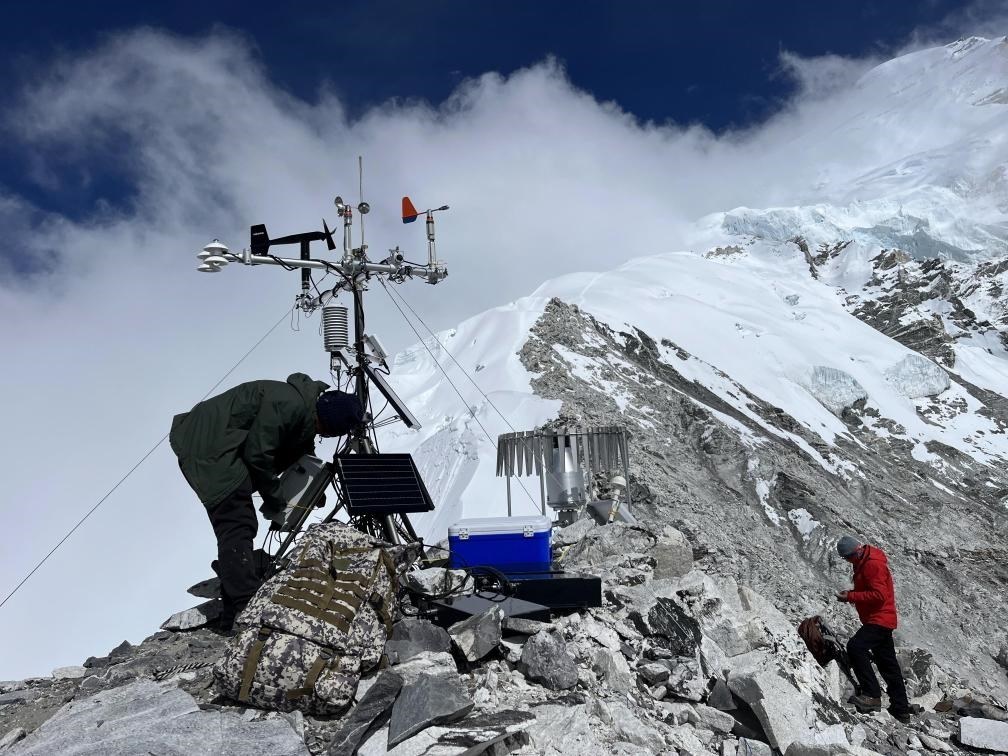 科考隊(duì)員在海拔6450米架設(shè)自動(dòng)氣象站（9月25日攝）。（圖片由第二次青藏科考隊(duì)科考隊(duì)員提供）