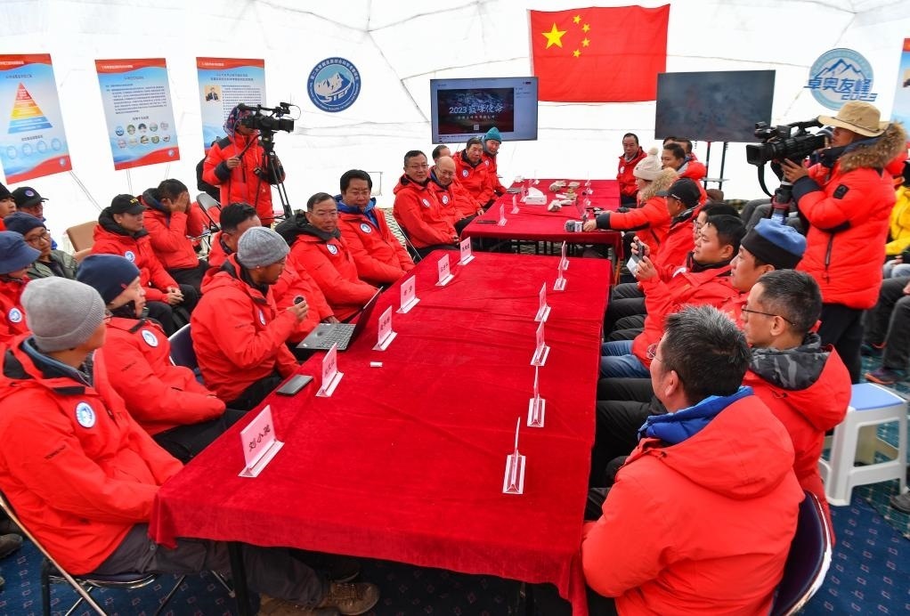 海拔4950米的卓奧友峰科考大本營(yíng)，科考隊(duì)員趙華標(biāo)（手拿麥克風(fēng)看電腦者）在宣讀剛剛接收到的頂峰氣象觀測(cè)數(shù)據(jù)，這標(biāo)志著峰頂自動(dòng)氣象站架設(shè)成功，成功傳回觀測(cè)數(shù)據(jù)（10月1日攝）。新華社記者晉美多吉 攝