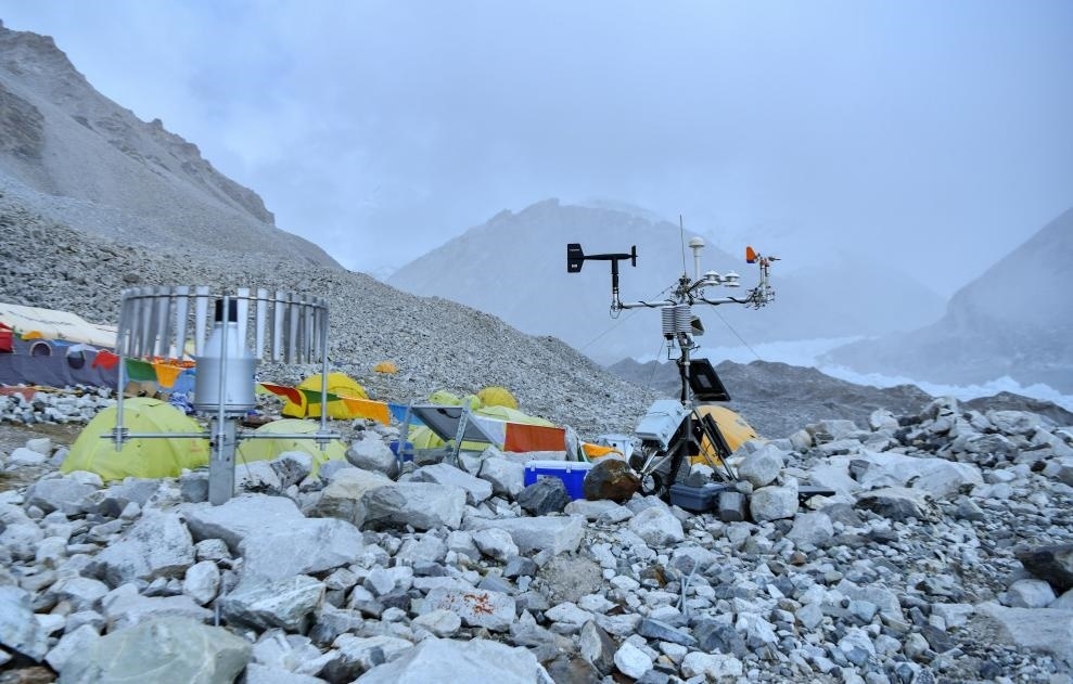 位于海拔5700米卓奧友峰前進(jìn)營(yíng)地的自動(dòng)氣象站（9月29日攝）。新華社記者晉美多吉 攝
