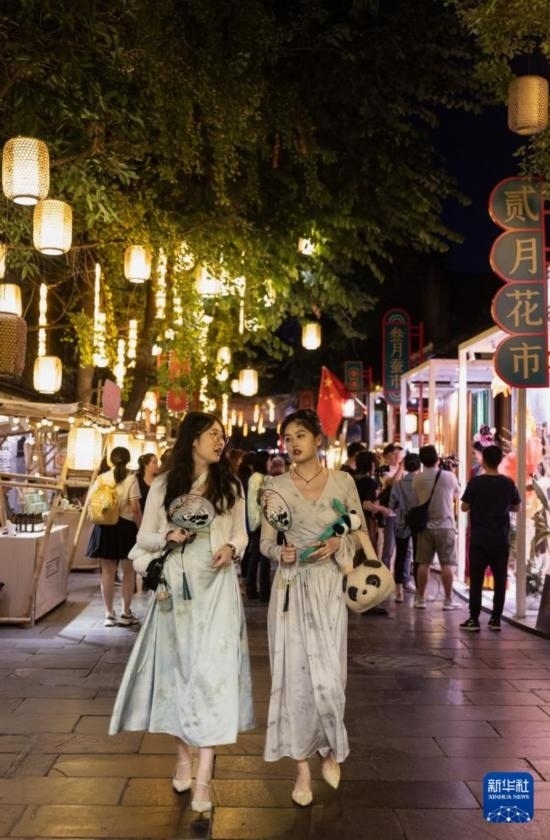 在成都寬窄巷子，兩位來自安徽的游客在新“十二月市”街區(qū)游覽（9月29日攝）。