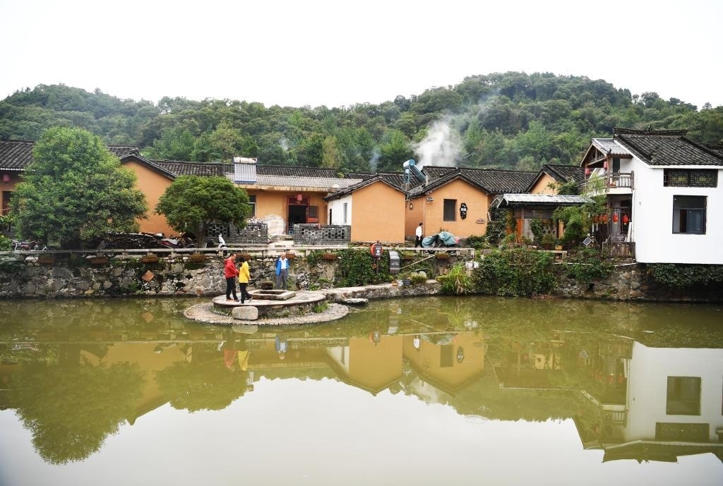 圖為9月27日游客在田鋪大塆參觀游玩。新華社記者張浩然攝