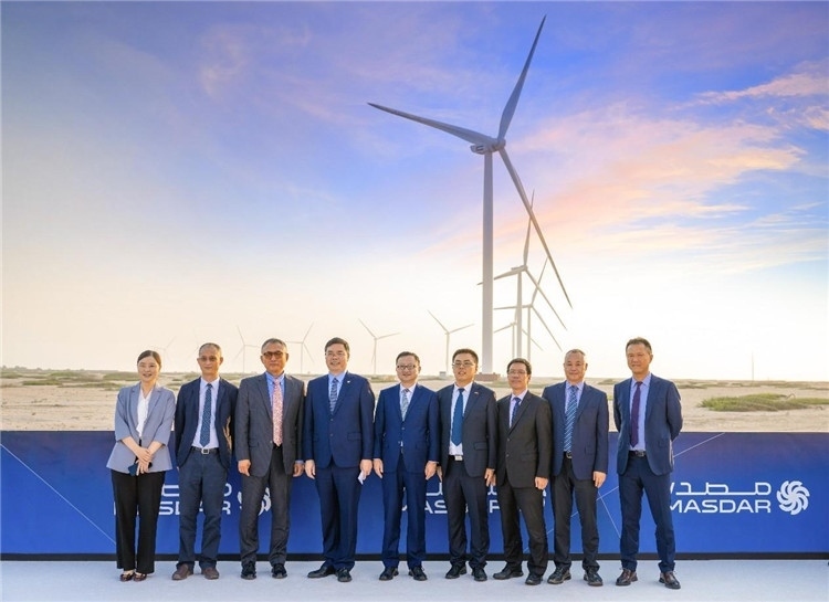 中方建設(shè)者在風(fēng)電場合影。中國電建供圖