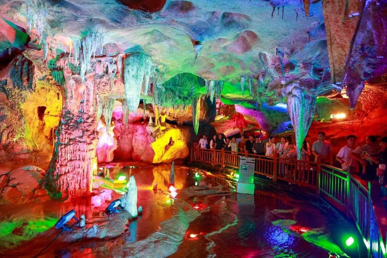 國慶假期期間，江西萬年神農(nóng)宮景區(qū)游人如織。受訪者供圖