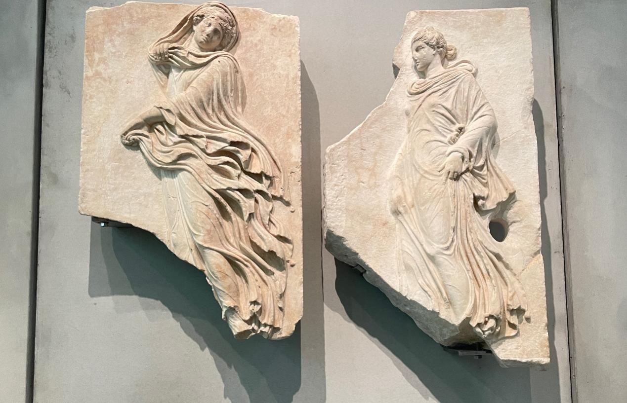 出自酒神劇場的浮雕，刻畫了舞者的形象。人民網(wǎng)記者 郭冠華攝