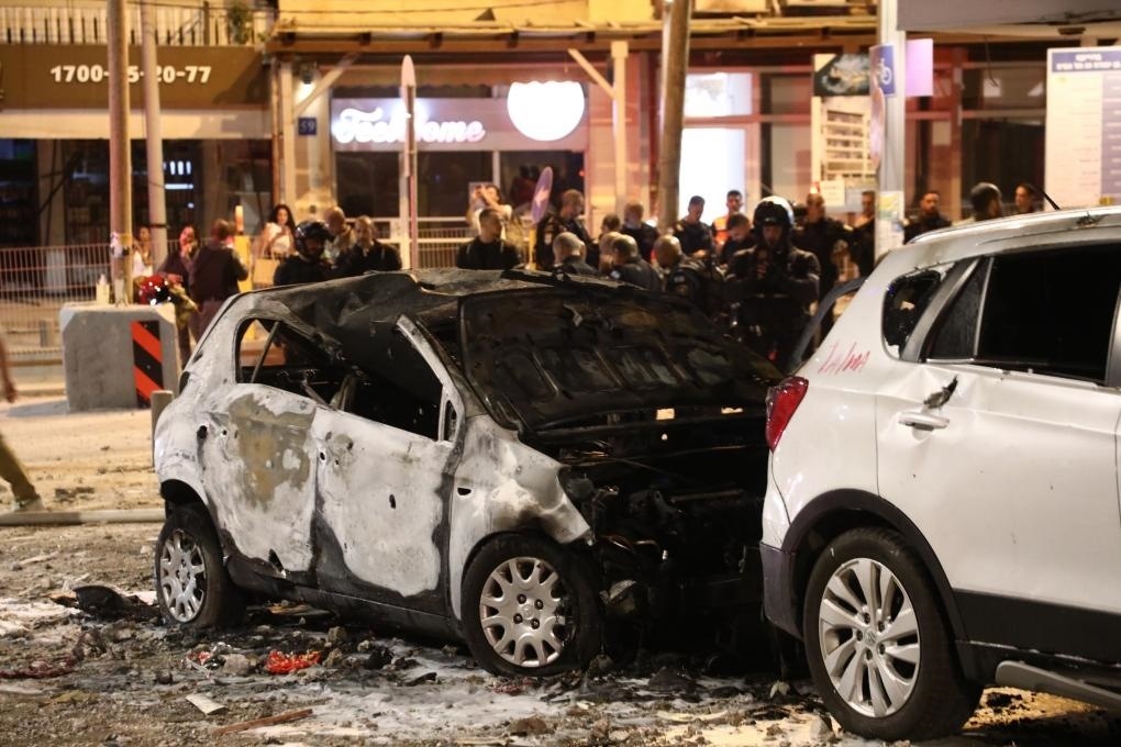 這是10月7日在以色列特拉維夫拍攝的遭火箭彈破壞的車輛。新華社發(fā)