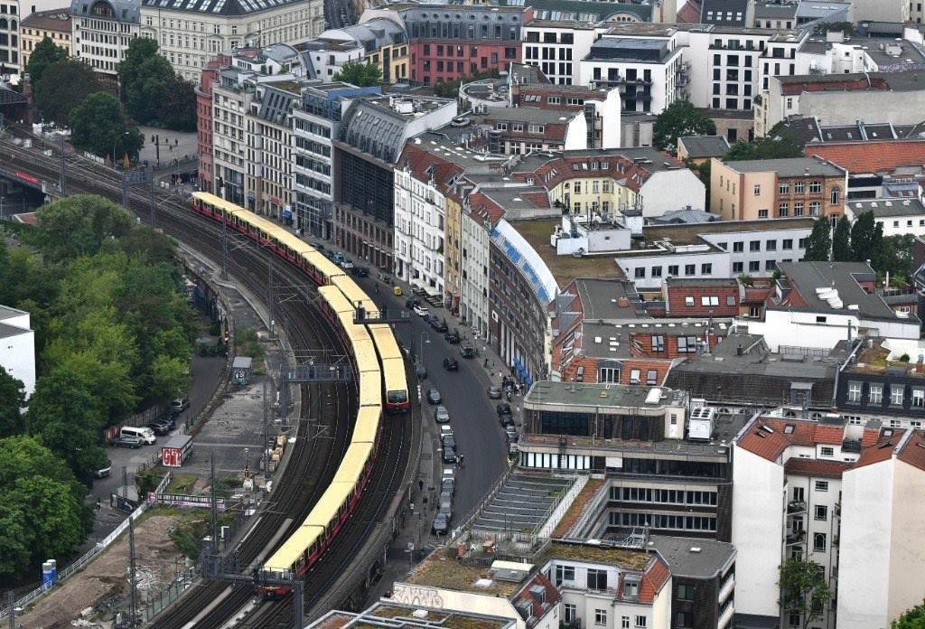 5月23日，列車在德國柏林市區(qū)行駛。新華社記者任鵬飛攝